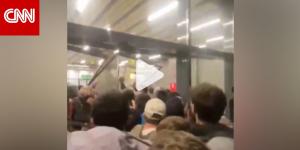 شاهد لحظة اقتحام حشود مطارًا في داغستان بعد وصول طائرة قادمة من إسرائيل
