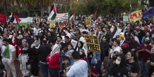 أعداد
      ضخمة
      تشارك
      بمظاهرة
      في
      نيويورك
      دعمًا
      لغـزة
      وفـلسطين
      (فيديو)