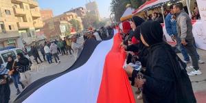 أغاني
      ورقص
      بالأعلام،
      احتفالات
      المصريين
      أمام
      اللجان
      الانتخابية
      بالجيزة
      (فيديو
      وصور)