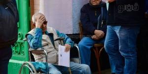 مسن
      بكرسي
      متحرك
      يدلي
      بصوته
      في
      الانتخابات
      الرئاسية
      2024
      بالجيزة