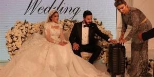 هدية
      العريس
      لعروسه،
      حقيبة
      بها
      8
      كيلو
      ذهب
      و6
      ملايين
      ليرة
      في
      تركيا