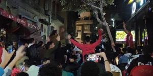 احتفالات
      عارمة
      لجماهير
      الأهلي
      بشوارع
      الإسكندرية
      بعد
      الفوز
      على
      اتحاد
      جدة
      (صور)