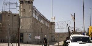 التحقيق
      مع
      19
      سجانا
      إسرائيليا
      ضربوا
      أسيرا
      فلسطينيا
      في
      زنزانته
      حتى
      الموت
      (صورة)
