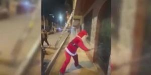 تنكر
      في
      زي
      سانتا
      كلوز،
      شرطي
      يقبض
      على
      تجار
      مخدرات
      (فيديو)