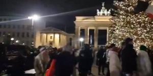 مظاهرة
      أمام
      السفارة
      الأمريكية
      فى
      برلين
      تطالب
      بإنهاء
      الحرب
      على
      غزة
      (فيديو)