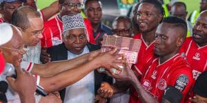 كاش،
      رئيس
      سيمبا
      التنزاني
      يوزع
      مكافآت
      التأهل
      لربع
      نهائي
      دوري
      الأبطال
      داخل
      الملعب