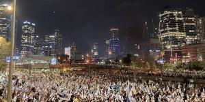 تظاهرات
      حاشدة
      في
      تل
      أبيب
      ضد
      سياسات
      حكومة
      نتنياهو
      بملف
      الإفراج
      عن
      الرهائن