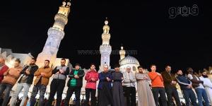قلوب
      خاشعة
      وأجناس
      شتى،
      25
      صورة
      ترصد
      صلاة
      التراويح
      في
      ثاني
      ليالي
      رمضان
      من
      الجامع
      الأزهر