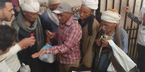 توزيع
      250
      شنطة
      على
      أهالي
      نجع
      حمادي
      بـ
      100
      جنيه
      (صور)