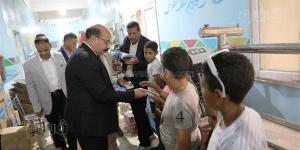 نفحات
      رمضانية،
      محافظ
      أسوان
      يوزع
      الحلوى
      والشيكولاته
      على
      الأطفال
      الأيتام(صور)