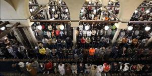 آلاف
      المصلين
      من
      مختلف
      الجنسيات
      يشهدون
      صلاتي
      العشاء
      والتراويح
      بالجامع
      الأزهر