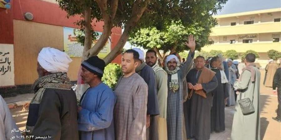طوابير
      من
      الأهالي
      أمام
      لجان
      الانتخابات
      الرئاسية
      في
      قرى
      ونجوع
      قنا
      (صور)