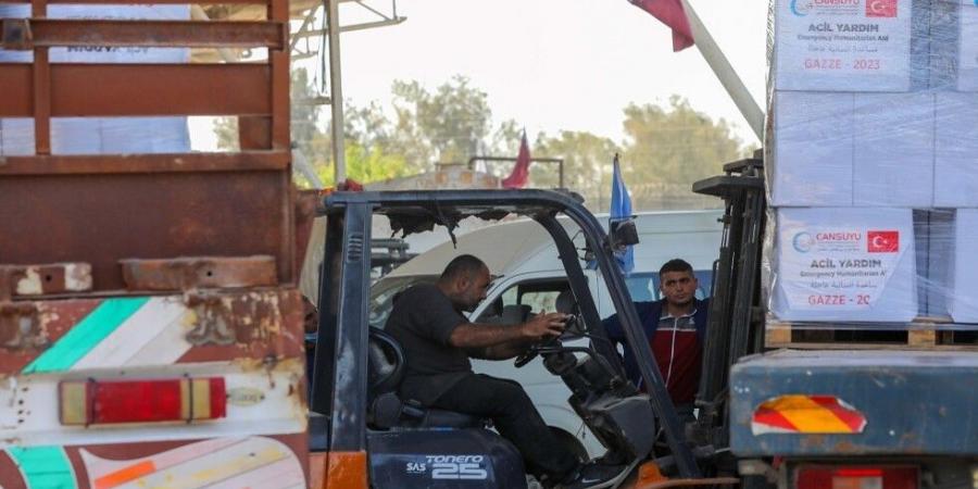 الجيش
      الإسرائيلي
      يشغل
      النيران
      في
      شاحنات
      المساعدات
      الإنسانية