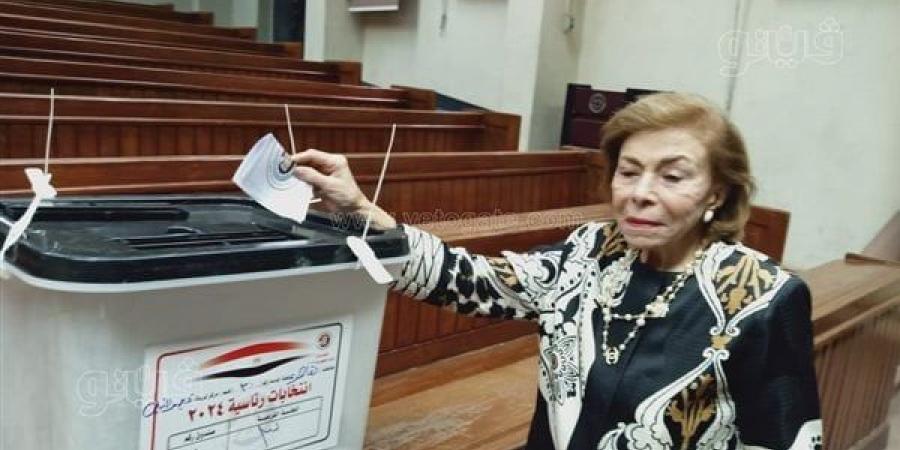 ميرفت
      التلاوي
      تدلي
      بصوتها
      في
      انتخابات
      الرئاسة
      (فيديو
      وصور)