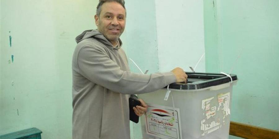 حازم
      إمام
      يدلي
      بصوته
      في
      الانتخابات
      الرئاسية
      ويؤكد
      ضرورة
      مشاركة
      الشباب
      (صور)