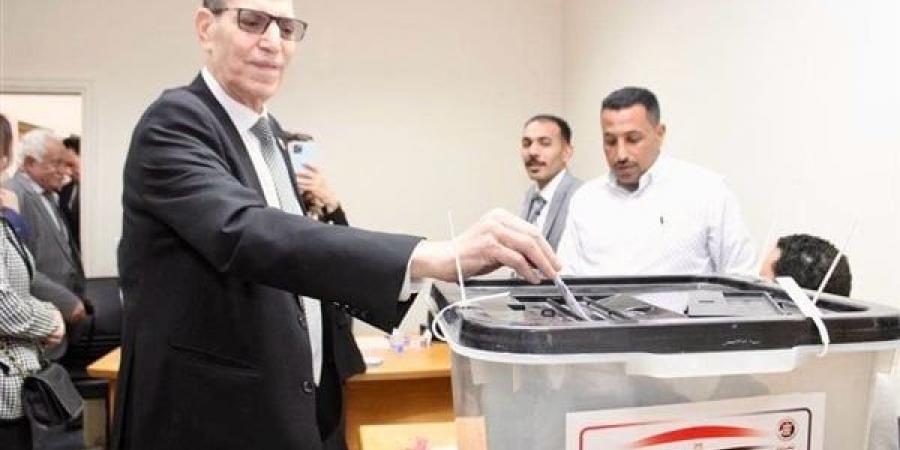 رئيس
      هيئة
      النيابة
      الإدارية
      يدلي
      بصوته
      في
      انتخابات
      الرئاسة
