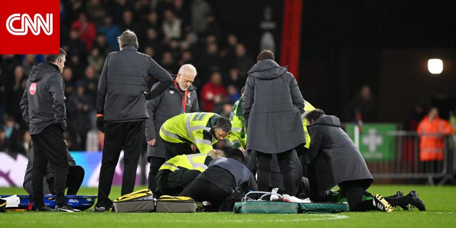سقط اللاعب فجأة على الأرض.. إصابة "خطرة" تتسبب بإيقاف مباراة في الدوري الإنجليزي
