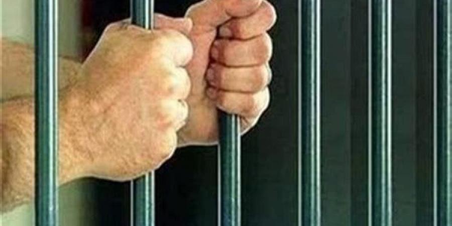 حبس
      3
      أشخاص
      و4
      سيدات
      لارتكابهم
      وقائع
      سرقات
      متنوعة
      فى
      دمياط
      والإسكندرية