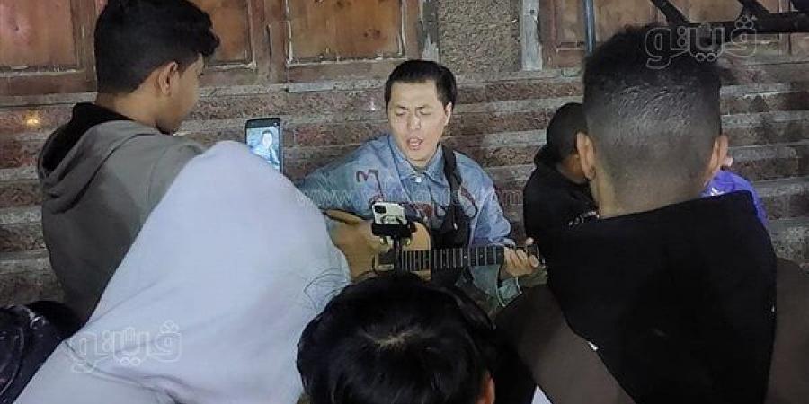 شاب
      ذو
      ملامح
      آسيوية
      يغني
      ويعزف
      الجيتار
      على
      كورنيش
      مطروح
      (صور)