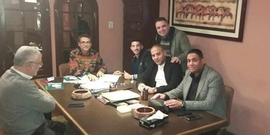 الزمالك
      يعلن
      رسميا
      تجديد
      عقد
      أحمد
      فتوح
      لمدة
      3
      مواسم