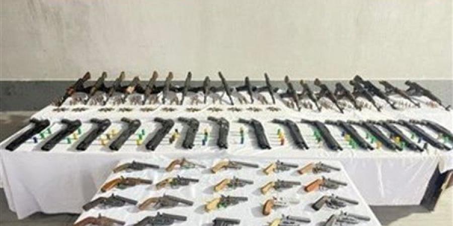 ضبط
      18
      سلاحا
      ناريا
      و10
      قضايا
      مخدرات
      فى
      سوهاج
      وأسوان
      ودمياط