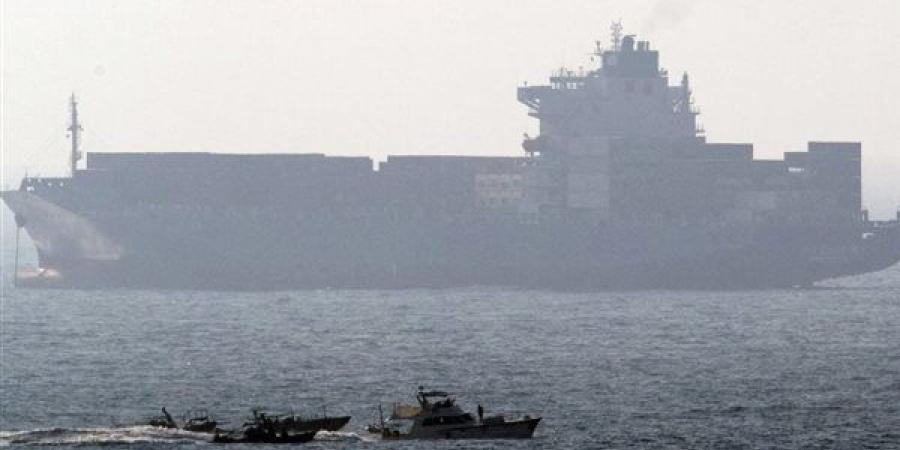 انفجار
      مسيرة
      حلقت
      على
      ارتفاع
      منخفض
      فوق
      سفينة
      قرب
      اليمن