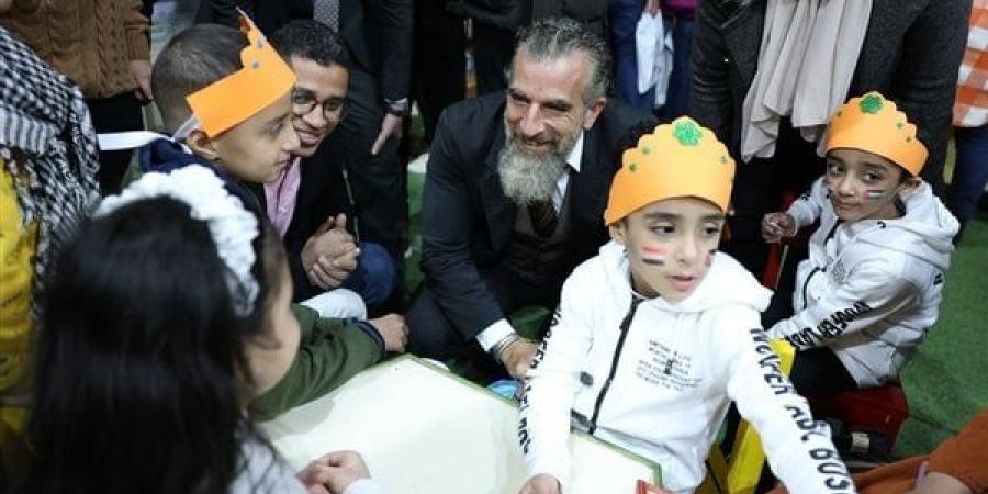 ممثل
      الأمم
      المتحدة
      للطفولة
      يزور
      جناح
      الأزهر،
      ويؤكد
      إعجابه
      بكتاب
      «الأطفال
      يسألون
      الإمام»