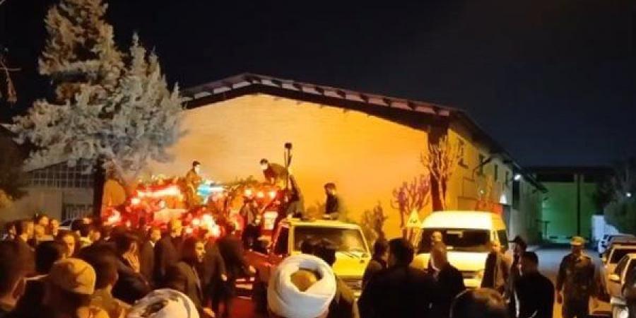 لحظة
      وصول
      جثامين
      قتلى
      القنصلية
      الإيرانية
      في
      دمشق
      إلى
      طهران
      (فيديو)