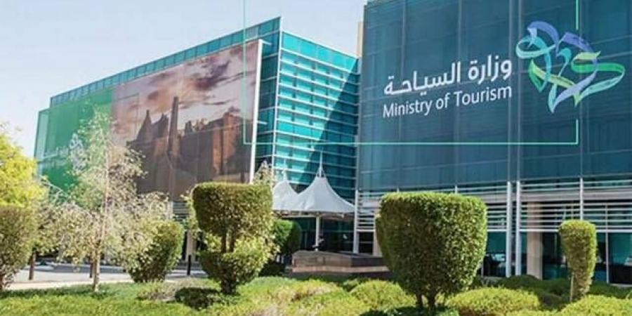 وزارة
      السياحة
      تغلق
      40
      مرفق
      ضيافة
      سياحياً
      مخالفاً
      في
      عسير