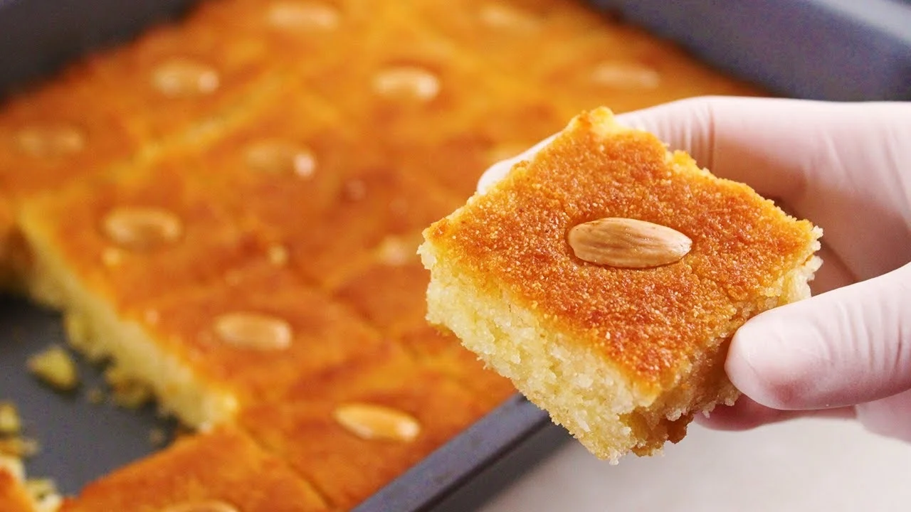 الحلويات السريعة.. بسبوسة بالقشطة على الطريقة المصرية بطعم فخم