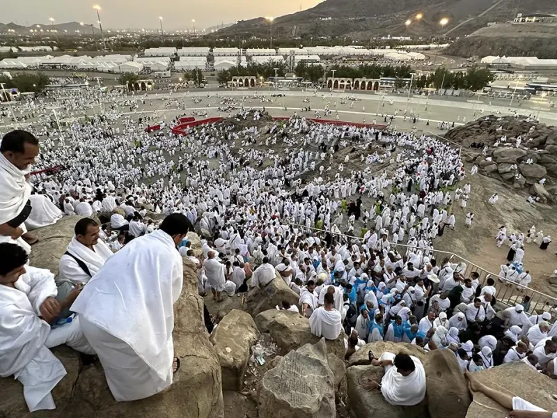 أجمل نداء في الكون .. لبيك اللهم لبيك الحجاج على جبل عرفات يلبون النداء بمشهد مؤثر