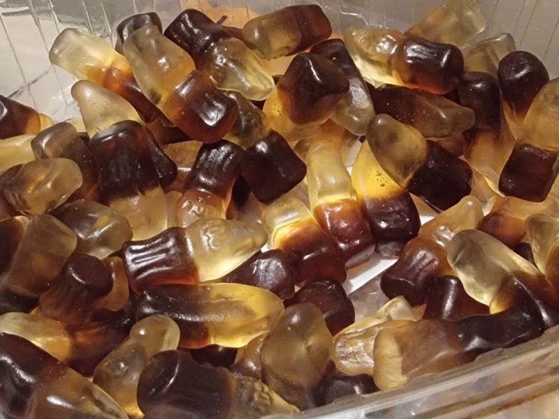 بنكهة مميزة في البيت بدون أي مواد حافظة طريقة عمل الجيلي كولا