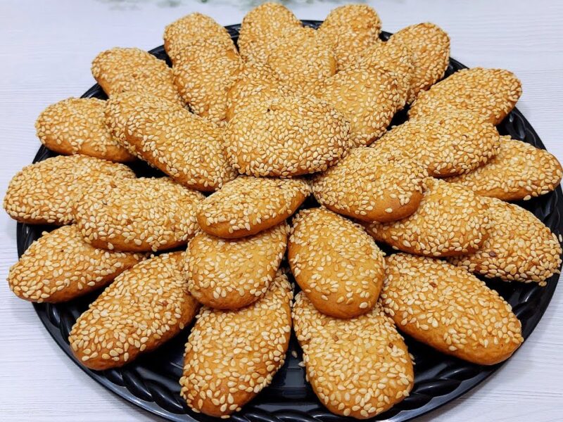 حضري بسكويت السمسم اللذيذ في 10 دقائق فقط.. وصفة خفيفة وسريعة مثالية للفطور أو سناك سريع