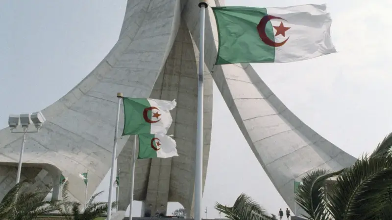 أيام الراحة اتحددت.. مواعيد العطلات والإجازات الرسمية والمدرسية في الجزائر 2025