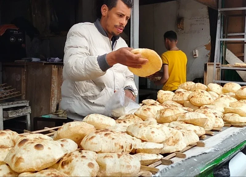 الرغيف بقى نجم تريند.. تسعيرة العيش الرسمية في مصر الكل بيتكلم