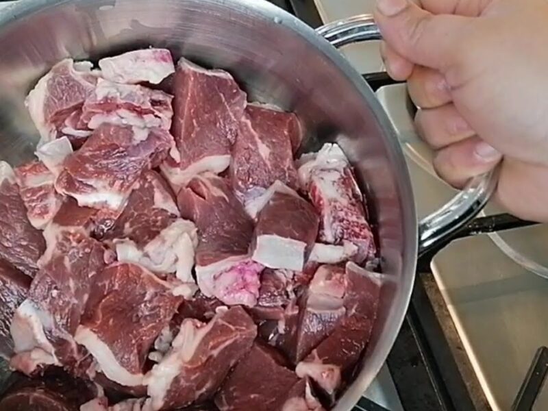 وداعًا لحلة الضغط .. طريقة عمانية قديمة لتسوية اللحوم والكوارع في ثواني هتبقي زي الزبدة طرواة خرافية