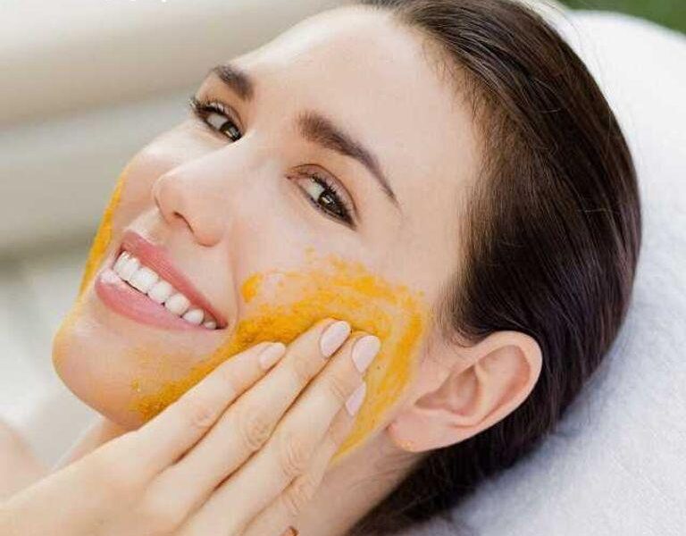 بشرتك هتتبان أصغر كده.. وصفات توحيد اللون نضارة طبيعية