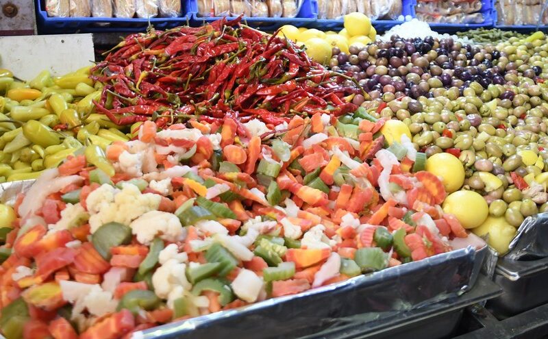 الطرشي المصري مش بس طعمه لذيذ… فيه كنز في البرميل ورخصة نادرة من أيام الإنجليز دخلت بيوتنا من غير ما نحس