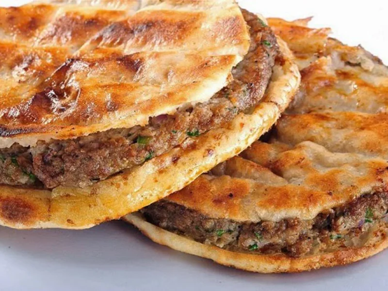 نفس الطعم الجاهز تمامًا.. طريقة عمل الحواوشي زي الجاهز أكلة رهيبة