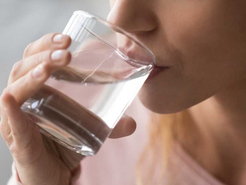 3 أطعمة ممنوع شرب الماء معها.. احذر هذه العادة قبل أن تسبب لك أمراض خطيرة!
