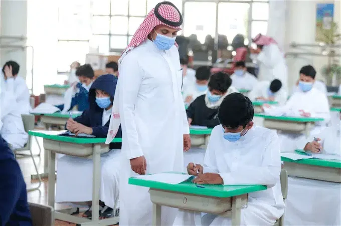 الطلاب بيعدوا الساعات فعلًا.. كم باقي على الاختبارات النهائية في السعودية؟