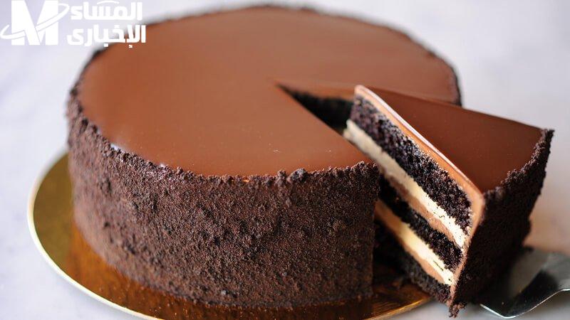 الكيكة خرجت من الطاسة بجد.. طريقة عمل كيكة الطاسة بالشوكولاتة سريعة وسهلة