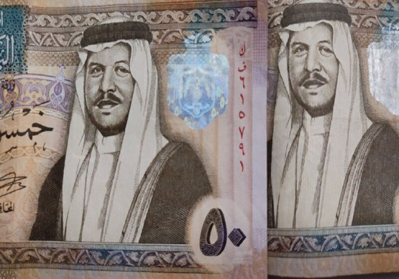 لفرحة نزلت بالورقة الرسمية.. مكرمة 100 دينار في الأردن تُبهج الجميع