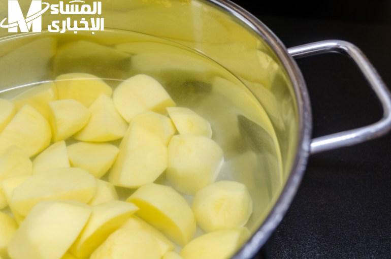 أوعي ترميها… مية سلق البطاطس كنز ماحدش قالك عليه.. خمس استخدامات عبقرية هتوفرلك وقت ومجهود