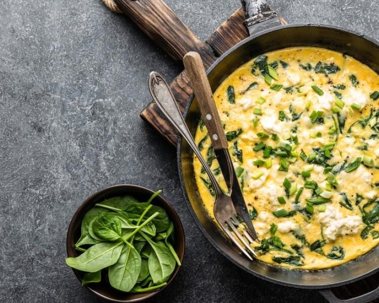 السبانخ غنّت للفطور الرايق .. البيض المخفوق بالسبانخ والجبن الكريمي للفطور وجبة مخملية