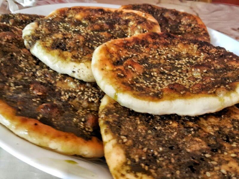 المناقيش رجعت بصوت الزعتر.. أسهل طريقة لعمل مناقيش بالزعتر للفطور ريحة رهيبة إفطار شرقي