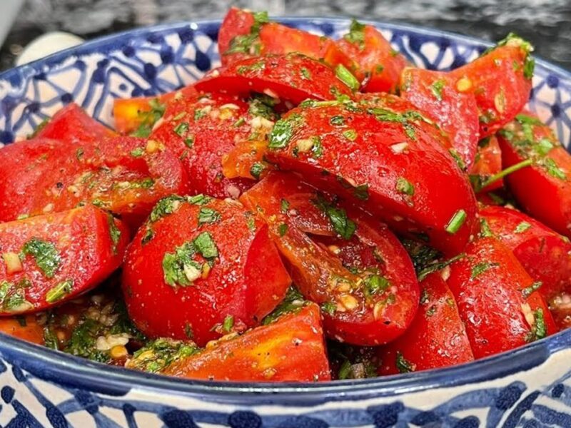 سلطة الطماطم بطعم لاذع.. سلطة الطماطم المخللة نكهة جديدة