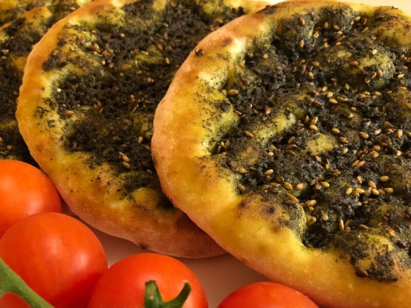 المناقيش رجعت تغني بزعترها .. أسهل طريقة لعمل مناقيش بالزعتر للفطور ريحة رهيبة