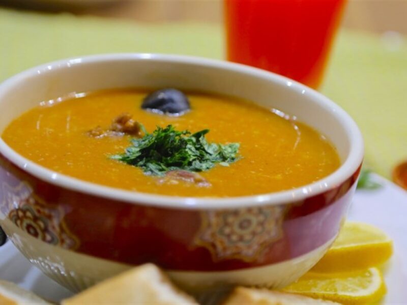 ممكن تضيفي خضار..طريقة عمل شوربة الشوفان بالدجاج للرجيم