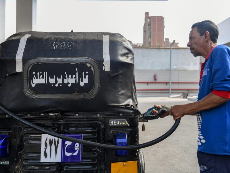 عداد المحطة بيجري بسرعة.. البنزين في مصر 2025 سعر نار